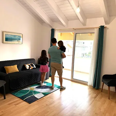 Apartamento Casa Benedetta, Attico Intero Con 2 Terrazze E Scorcio Vista Mare O Camera Con Bagno Privato In Appartamento Condiviso *
