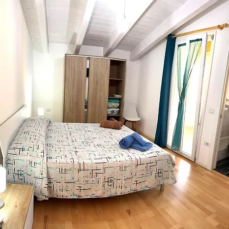 Casa Benedetta, Attico Intero Con 2 Terrazze E Scorcio Vista Mare O Camera Con Bagno Privato In Appartamento Condiviso